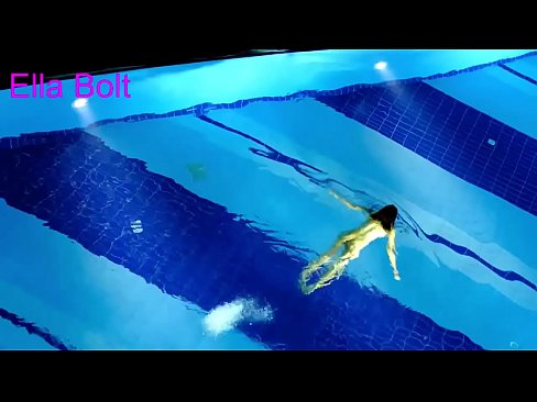 ❤️ Nu mă pot opri din privit, tânără blondă surprinsă înotând goală în piscina stațiunii ELLA BOLT ❤   at ro.newsexxxx.ru ❌