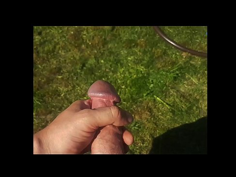 ❤️ O bunăciune fierbinte își face sex cu păsărica roz și ejaculează cu un squirt într-o grădină de vară ❤   at ro.newsexxxx.ru ❌