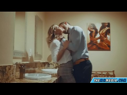 ❤️ Când o blondă cu sânii mari te seduce într-o toaletă publică ❤   at ro.newsexxxx.ru ❌